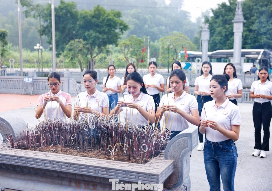 Các cô gái Hoa hậu Việt Nam nghe chuyện xưa dưới bóng đa Tân Trào Các cô gái Hoa hậu Việt Nam nghe chuyện xưa dưới bóng đa Tân Trào