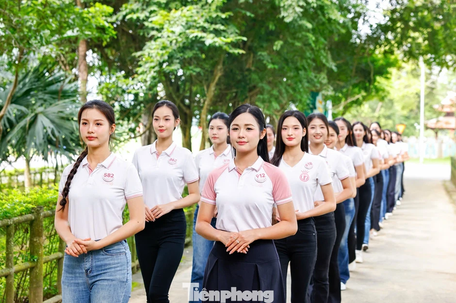 Các cô gái Hoa hậu Việt Nam nghe chuyện xưa dưới bóng đa Tân Trào Các cô gái Hoa hậu Việt Nam nghe chuyện xưa dưới bóng đa Tân Trào