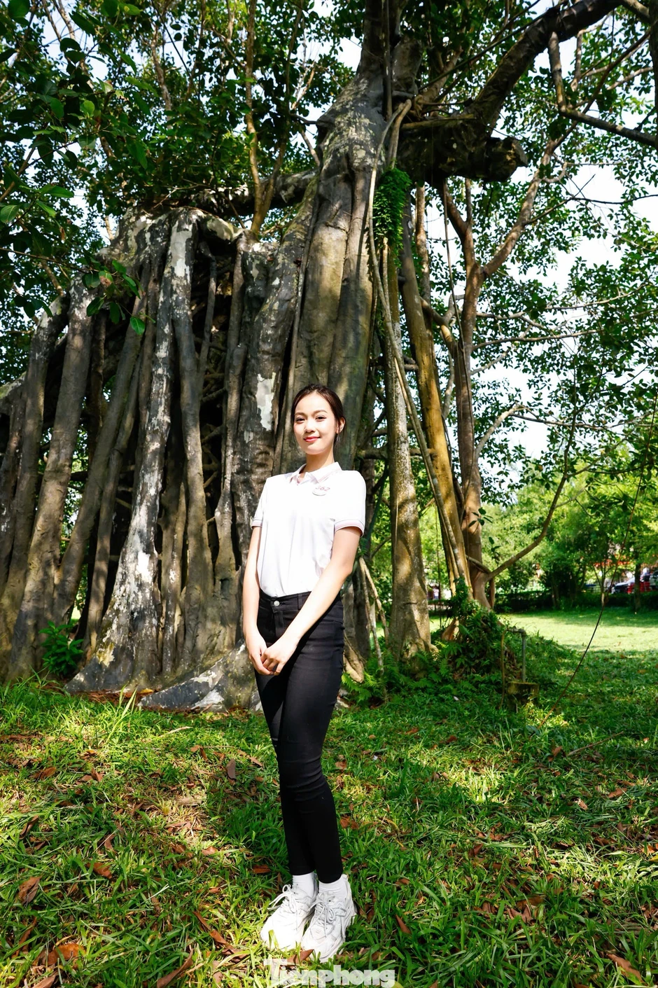 Các cô gái Hoa hậu Việt Nam nghe chuyện xưa dưới bóng đa Tân Trào Các cô gái Hoa hậu Việt Nam nghe chuyện xưa dưới bóng đa Tân Trào