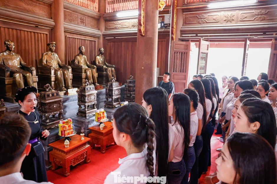 Các cô gái Hoa hậu Việt Nam nghe chuyện xưa dưới bóng đa Tân Trào Các cô gái Hoa hậu Việt Nam nghe chuyện xưa dưới bóng đa Tân Trào