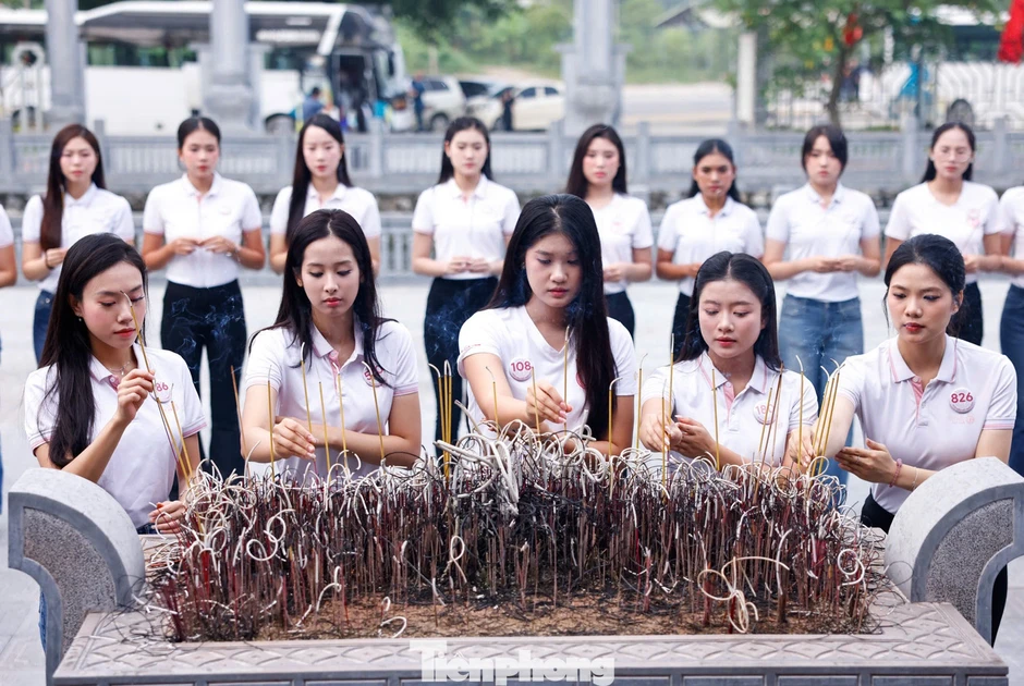 Các cô gái Hoa hậu Việt Nam nghe chuyện xưa dưới bóng đa Tân Trào Các cô gái Hoa hậu Việt Nam nghe chuyện xưa dưới bóng đa Tân Trào