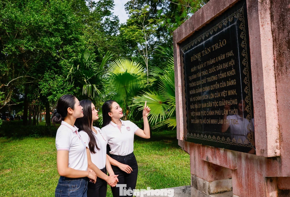 Các cô gái Hoa hậu Việt Nam nghe chuyện xưa dưới bóng đa Tân Trào Các cô gái Hoa hậu Việt Nam nghe chuyện xưa dưới bóng đa Tân Trào