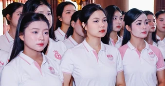 Các cô gái Hoa hậu Việt Nam nghe chuyện xưa dưới bóng đa Tân Trào