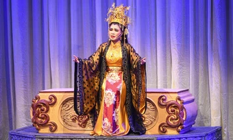 Cải lương về chuyện Thái hậu Dương Vân Nga nhường ngôi