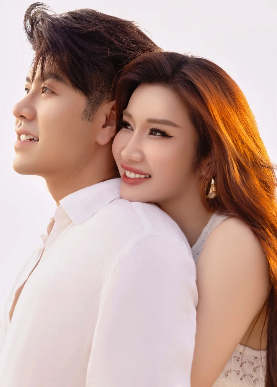 Cặp đôi ca sĩ Vbiz - CE0 là mẹ đơn thân 3 con thông báo đăng ký kết hôn Cặp đôi ca sĩ Vbiz - CE0 là mẹ đơn thân 3 con thông báo đăng ký kết hôn
