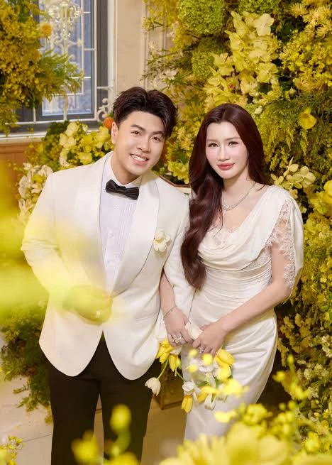 Cặp đôi ca sĩ Vbiz - CE0 là mẹ đơn thân 3 con thông báo đăng ký kết hôn Cặp đôi ca sĩ Vbiz - CE0 là mẹ đơn thân 3 con thông báo đăng ký kết hôn