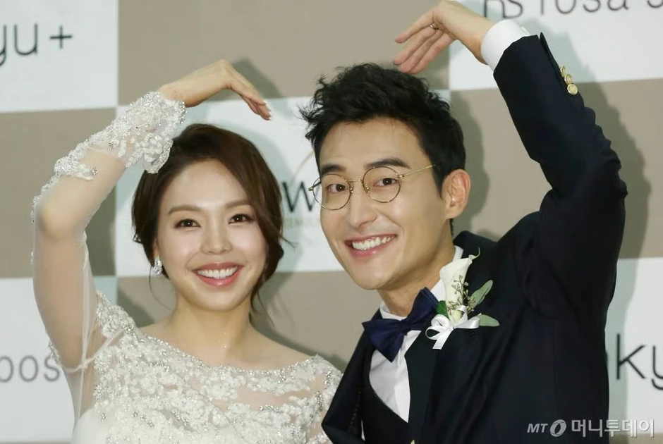 Cặp đôi vàng showbiz ly hôn bí mật từ 2 năm trước mà cả nước không ai hay biết, trước đó toàn diễn sâu nhằm qua mặt thiên hạ Cặp đôi vàng showbiz ly hôn bí mật từ 2 năm trước mà cả nước không ai hay biết, trước đó toàn diễn sâu nhằm qua mặt thiên hạ