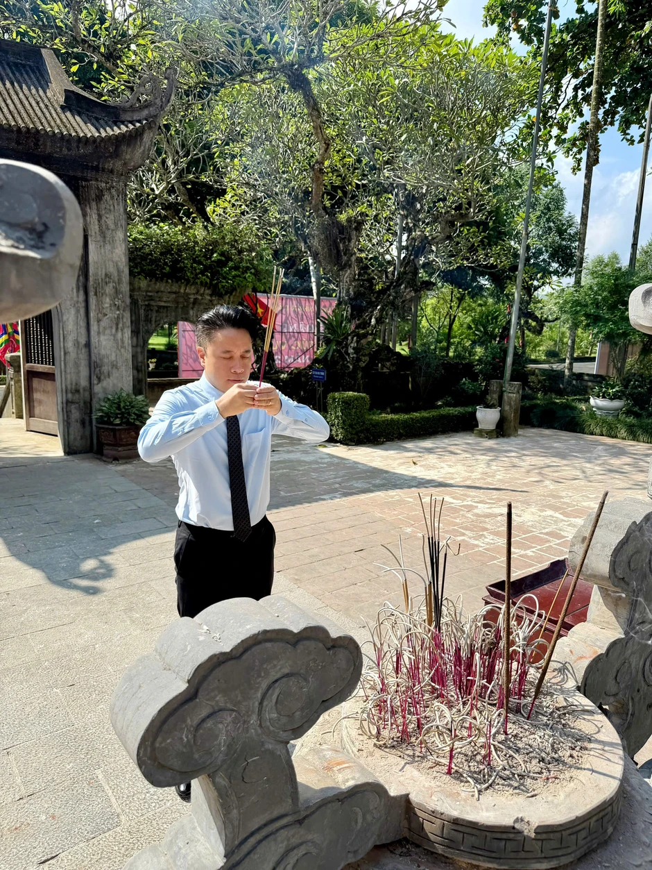 Cậu bé Việt kiều bị bỏ rơi ngay ngày đầu về nước, 18 năm sau thành bậc thầy cổ trang trăm tỷ của Vbiz Cậu bé Việt kiều bị bỏ rơi ngay ngày đầu về nước, 18 năm sau thành bậc thầy cổ trang trăm tỷ của Vbiz