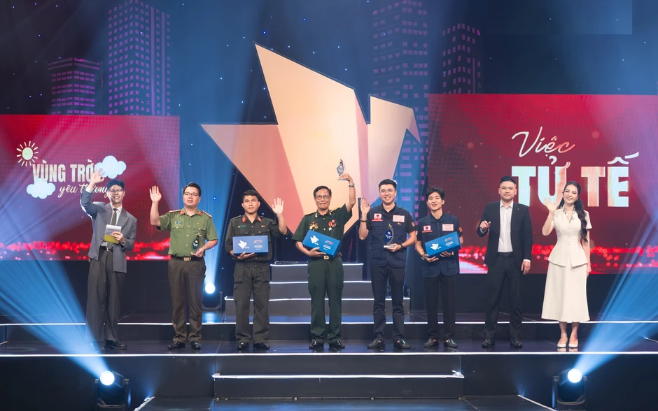 Câu chuyện về những con người không chịu đầu hàng “bóng tối” trong Việc tử tế tháng 8 Câu chuyện về những con người không chịu đầu hàng “bóng tối” trong Việc tử tế tháng 8