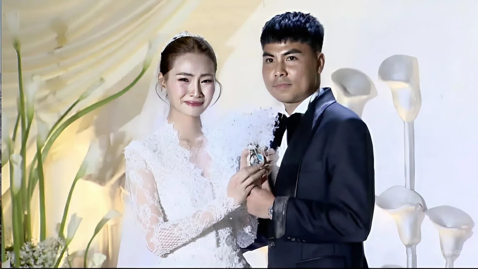 Cầu thủ Đức Huy khiến MC Huyền Trang khóc nức nở Cầu thủ Đức Huy khiến MC Huyền Trang khóc nức nở