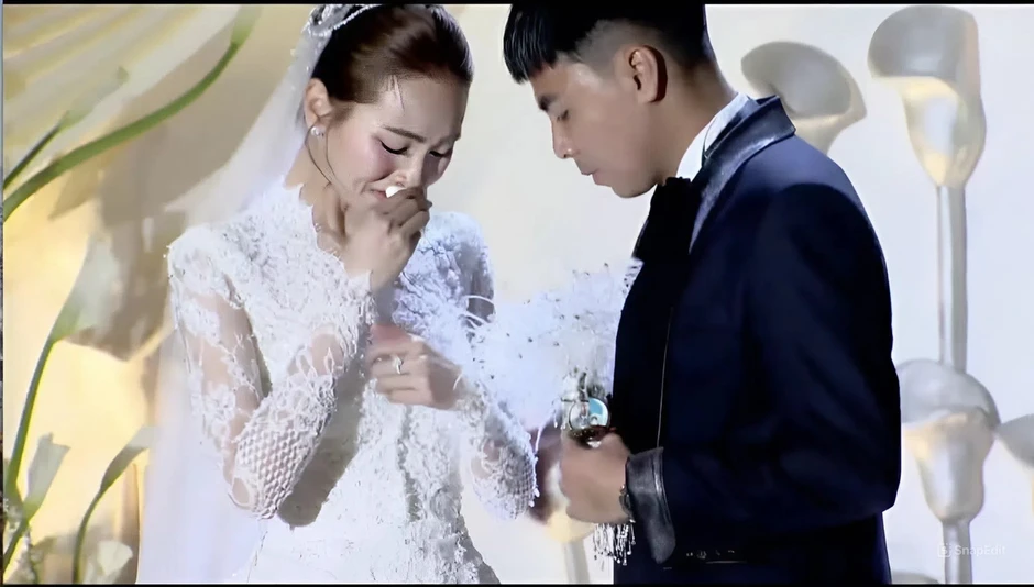 Cầu thủ Đức Huy khiến MC Huyền Trang khóc nức nở Cầu thủ Đức Huy khiến MC Huyền Trang khóc nức nở