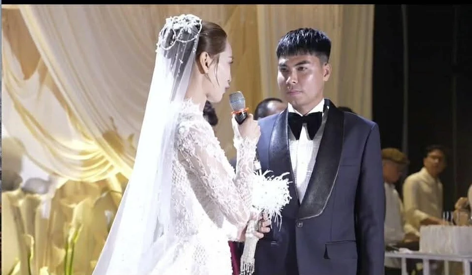 Cầu thủ Đức Huy khiến MC Huyền Trang khóc nức nở Cầu thủ Đức Huy khiến MC Huyền Trang khóc nức nở