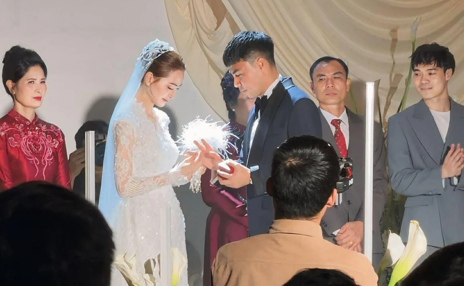 Cầu thủ Đức Huy khiến MC Huyền Trang khóc nức nở Cầu thủ Đức Huy khiến MC Huyền Trang khóc nức nở