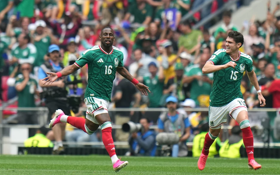 Cầu thủ từng nứt hộp sọ bật khóc sau khi giúp Mexico thắng Nam Phi Cầu thủ từng nứt hộp sọ bật khóc sau khi giúp Mexico thắng Nam Phi