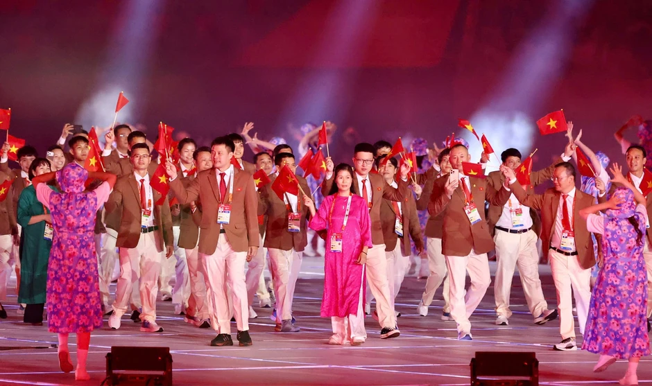 Cầu thủ tuyển Việt Nam cao gần 2 m nổi bật ở khai mạc ASIAD 2026