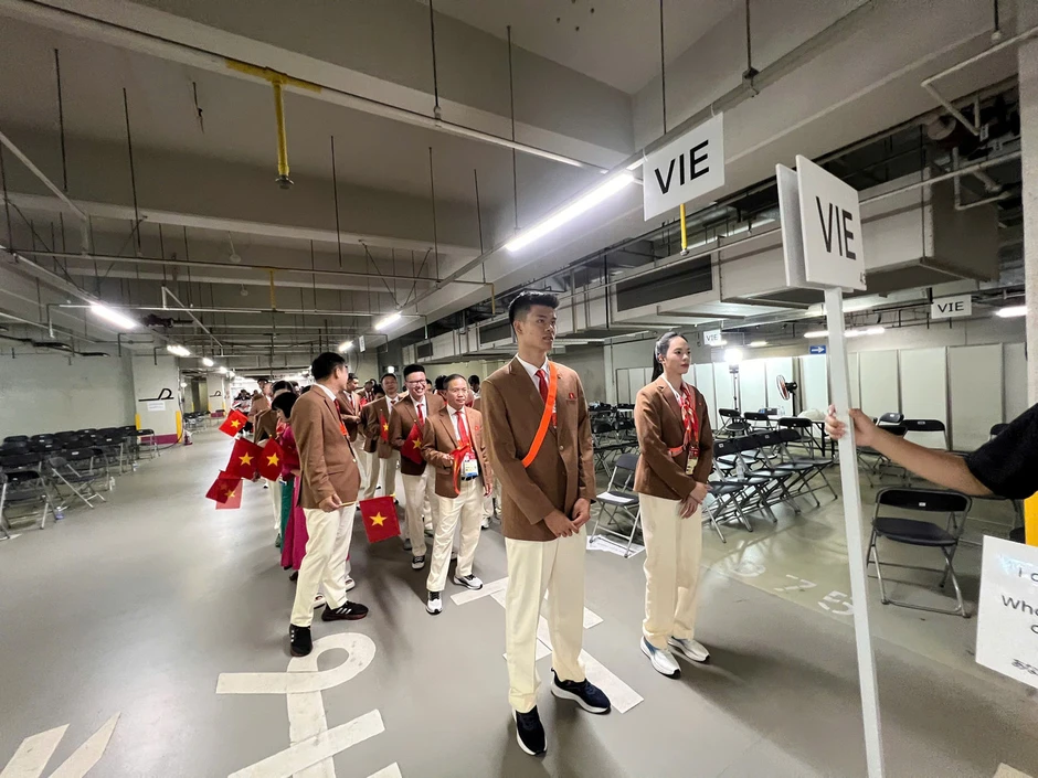 Cầu thủ tuyển Việt Nam cao gần 2 m nổi bật ở khai mạc ASIAD 2026