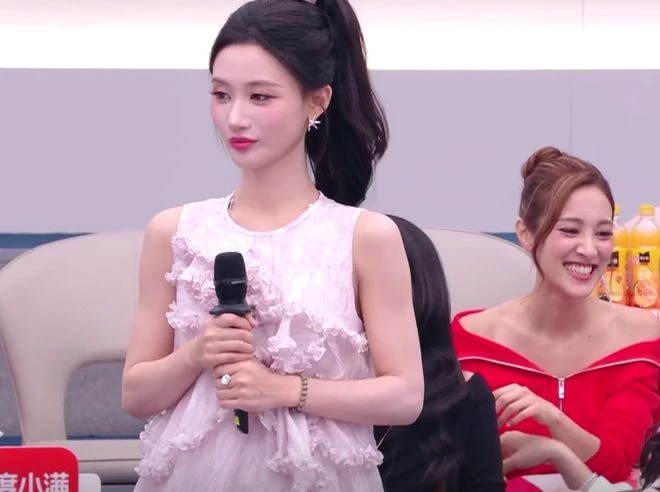 Cầu trời đừng để Trang Pháp chung team với Chị Đẹp này: Xấu tính nhất show không ai ưa, giở trò chơi bẩn với cả đồng đội Cầu trời đừng để Trang Pháp chung team với Chị Đẹp này: Xấu tính nhất show không ai ưa, giở trò chơi bẩn với cả đồng đội