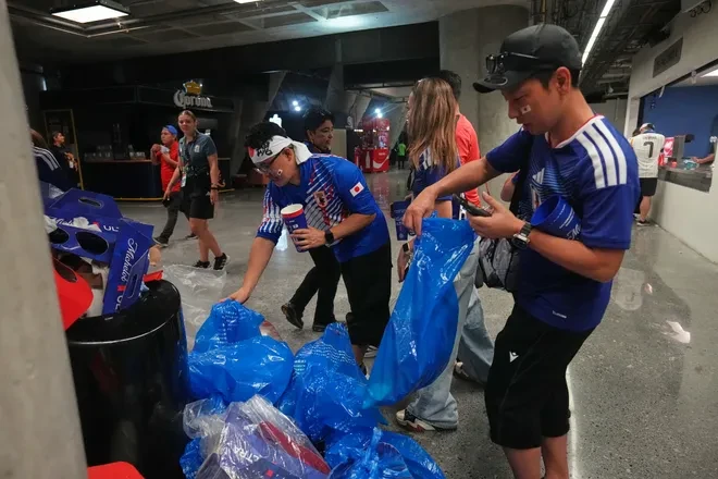 CĐV Nhật Bản lại "gây thương nhớ" tại FIFA World Cup 2026™ CĐV Nhật Bản lại "gây thương nhớ" tại FIFA World Cup 2026™