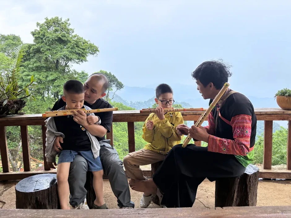 Cha con vạn dặm: Rời vùng an toàn để hiểu con hơn