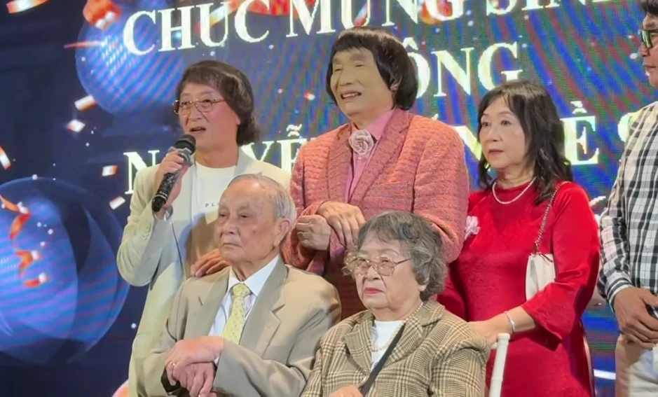 Cha ruột NSND Minh Vương từ Úc về nước: "Tôi đón tuổi 95 trên quê hương" Cha ruột NSND Minh Vương từ Úc về nước: "Tôi đón tuổi 95 trên quê hương"