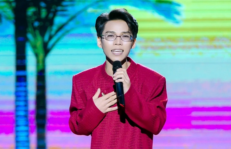 Chàng trai 'gây sốt' vì hát giống ca sĩ Quang Lê Chàng trai 'gây sốt' vì hát giống ca sĩ Quang Lê