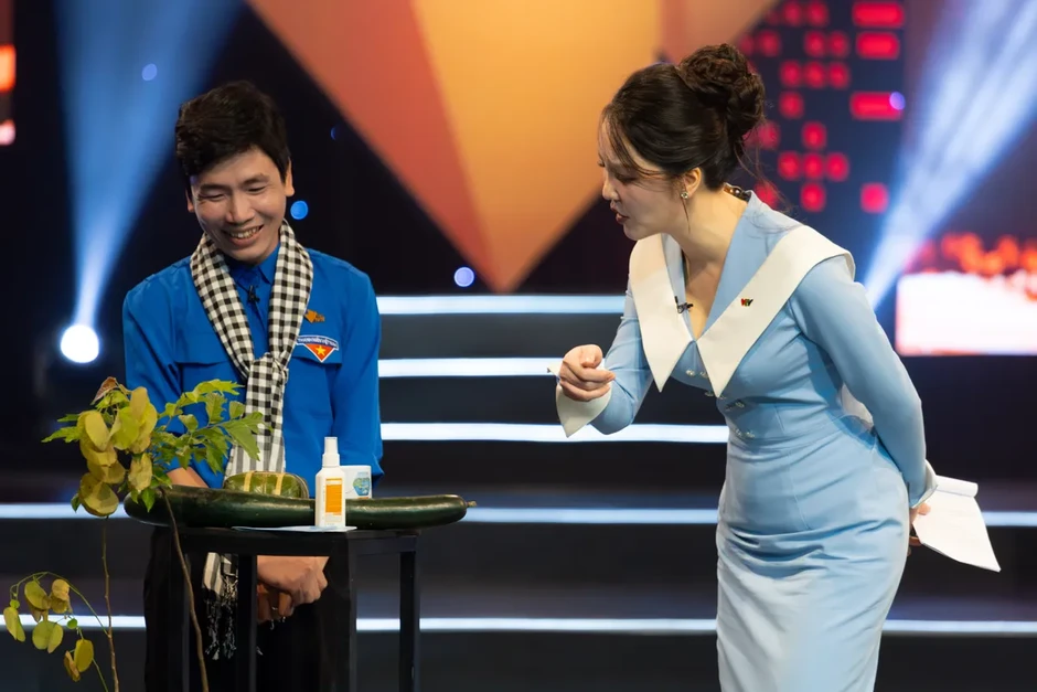 Chàng trai gom từng túi rác, gieo từng mầm cây suốt 20 năm để đổi "màu xanh" cho quê hương Chàng trai gom từng túi rác, gieo từng mầm cây suốt 20 năm để đổi "màu xanh" cho quê hương