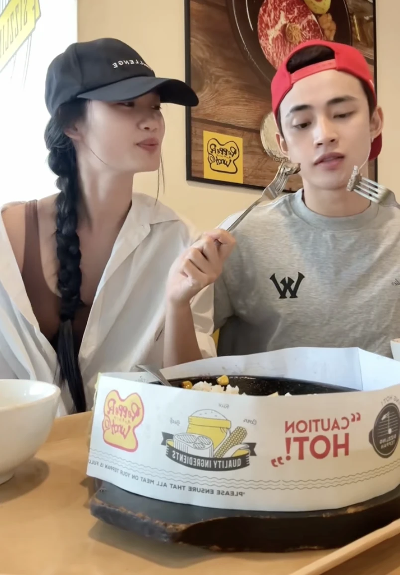 Chàng trai yêu Hoa hậu Nguyễn Quỳnh Anh: Thấp hơn bạn gái 10cm, chuyện tình “gây bão” Chàng trai yêu Hoa hậu Nguyễn Quỳnh Anh: Thấp hơn bạn gái 10cm, chuyện tình “gây bão”
