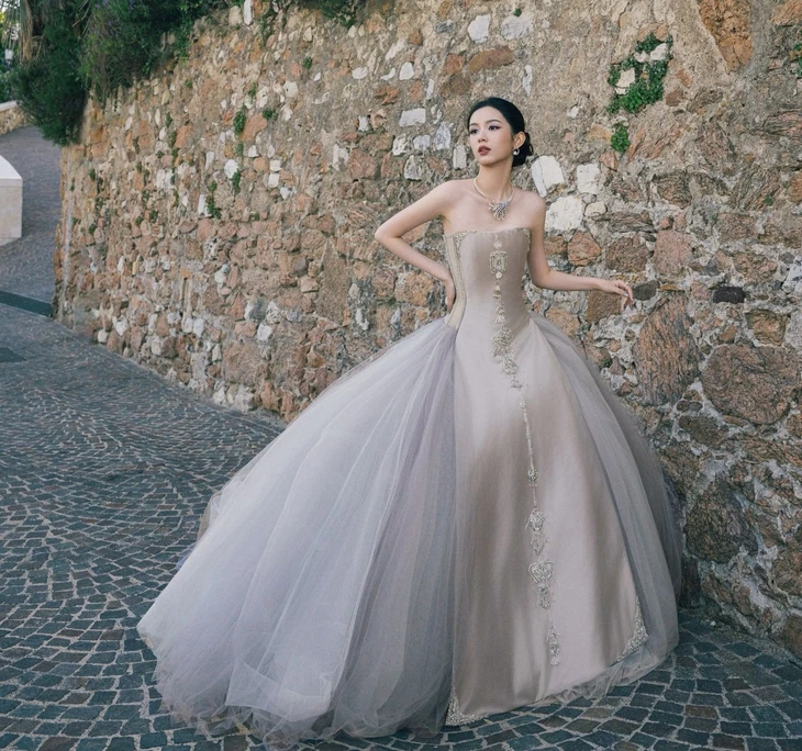 Châu Dã diện đầm Phan Huy tại Liên hoan phim Cannes Châu Dã diện đầm Phan Huy tại Liên hoan phim Cannes
