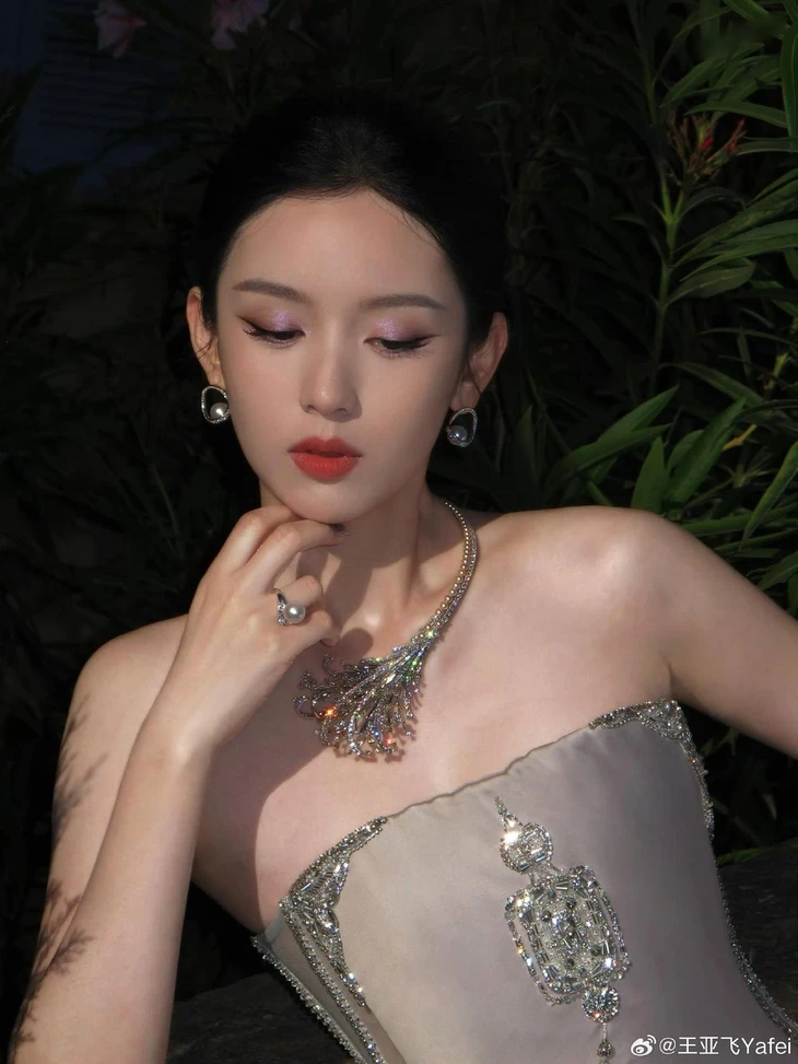 Châu Dã diện đầm Phan Huy tại Liên hoan phim Cannes Châu Dã diện đầm Phan Huy tại Liên hoan phim Cannes