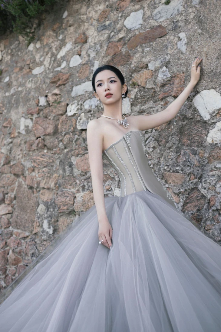 Châu Dã diện đầm Phan Huy tại Liên hoan phim Cannes Châu Dã diện đầm Phan Huy tại Liên hoan phim Cannes