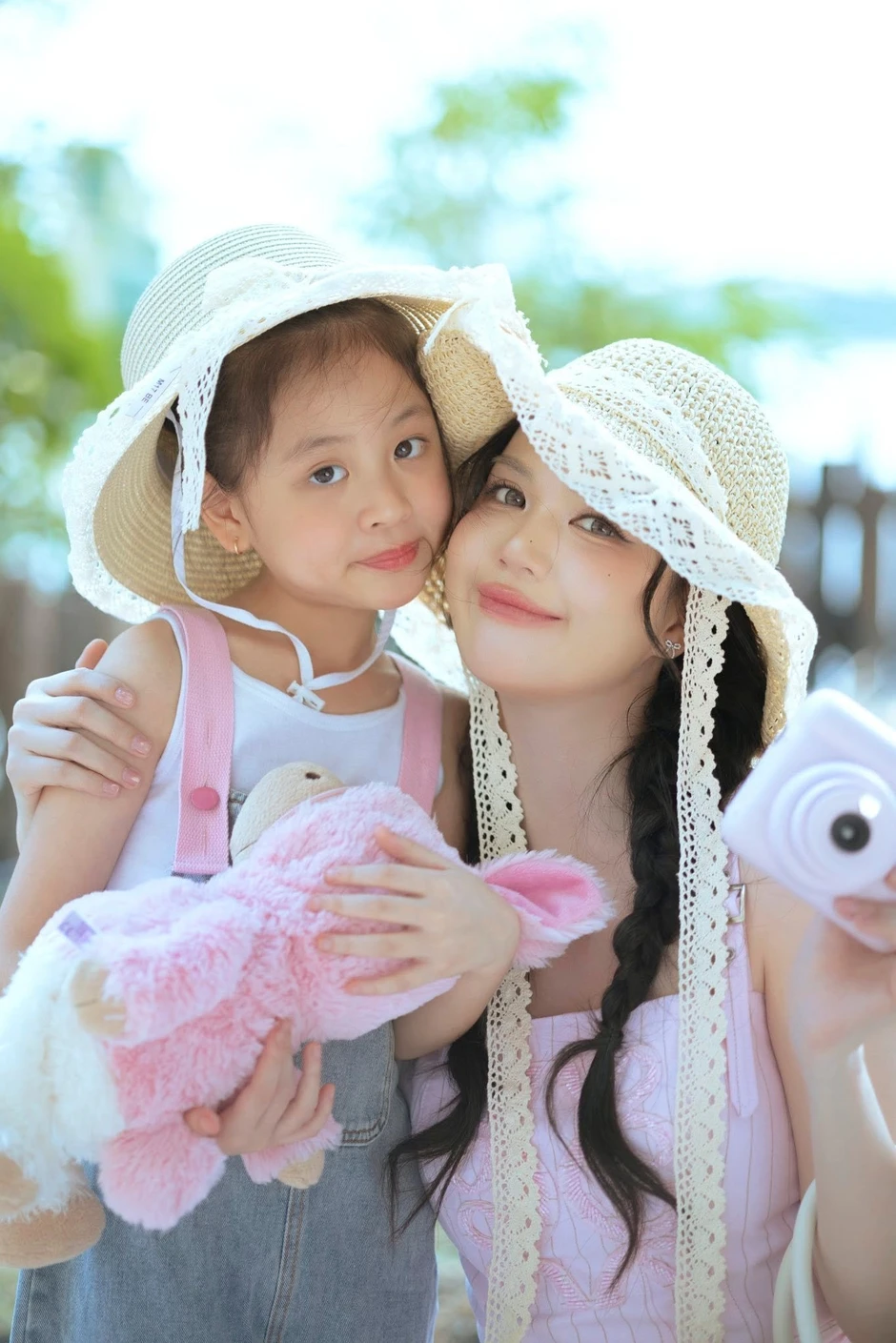 Cháu gái được Ngọc Trinh nuôi từ bé càng lớn càng xinh đẹp, nhìn qua tưởng bản sao của cô lúc nhỏ Cháu gái được Ngọc Trinh nuôi từ bé càng lớn càng xinh đẹp, nhìn qua tưởng bản sao của cô lúc nhỏ