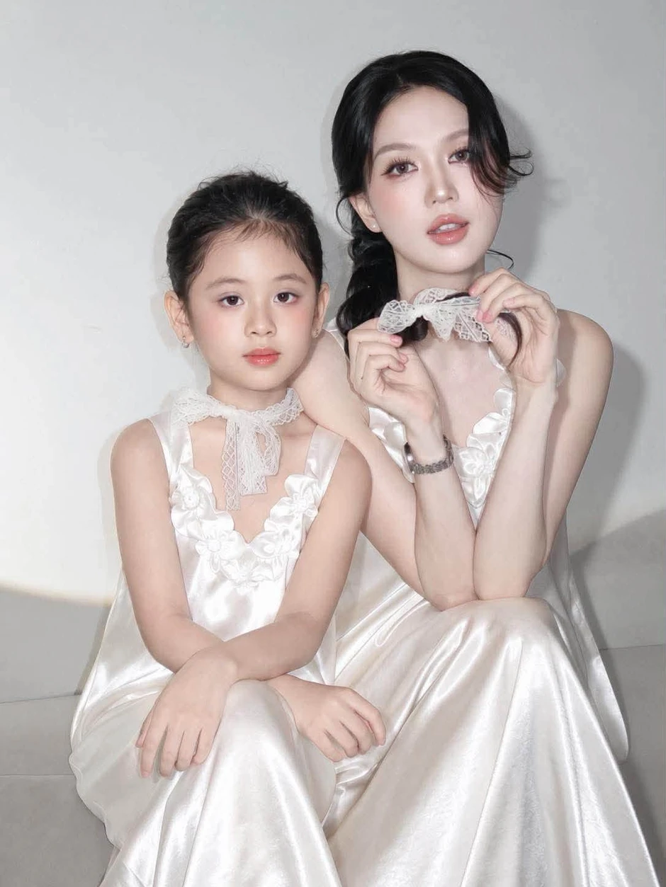 Cháu gái được Ngọc Trinh nuôi từ bé càng lớn càng xinh đẹp, nhìn qua tưởng bản sao của cô lúc nhỏ Cháu gái được Ngọc Trinh nuôi từ bé càng lớn càng xinh đẹp, nhìn qua tưởng bản sao của cô lúc nhỏ