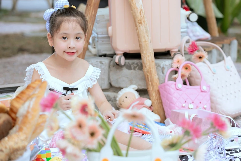 Cháu gái được Ngọc Trinh nuôi từ bé càng lớn càng xinh đẹp, nhìn qua tưởng bản sao của cô lúc nhỏ Cháu gái được Ngọc Trinh nuôi từ bé càng lớn càng xinh đẹp, nhìn qua tưởng bản sao của cô lúc nhỏ
