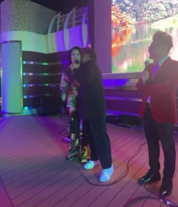Chế Linh bất ngờ hôn má một đàn em: "Giờ mình già rồi, thôi thì hôn đại đi"