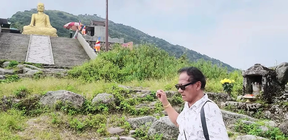 Chế Linh U90 leo bộ lên đỉnh Yên Tử: "Non sông đất nước hùng vĩ quá" Chế Linh U90 leo bộ lên đỉnh Yên Tử: "Non sông đất nước hùng vĩ quá"