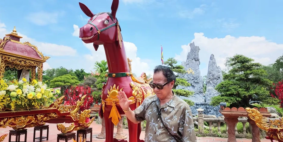 Chế Linh về nước 2 lần trong năm, tới thẳng cơ ngơi của Hoài Linh ở TP.HCM Chế Linh về nước 2 lần trong năm, tới thẳng cơ ngơi của Hoài Linh ở TP.HCM