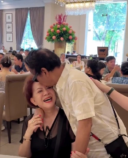 Chế Linh về nước bẹo má và hôn lên trán Giao Linh Chế Linh về nước bẹo má và hôn lên trán Giao Linh