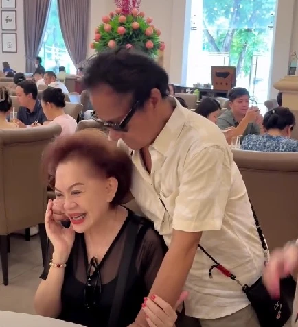 Chế Linh về nước bẹo má và hôn lên trán Giao Linh Chế Linh về nước bẹo má và hôn lên trán Giao Linh