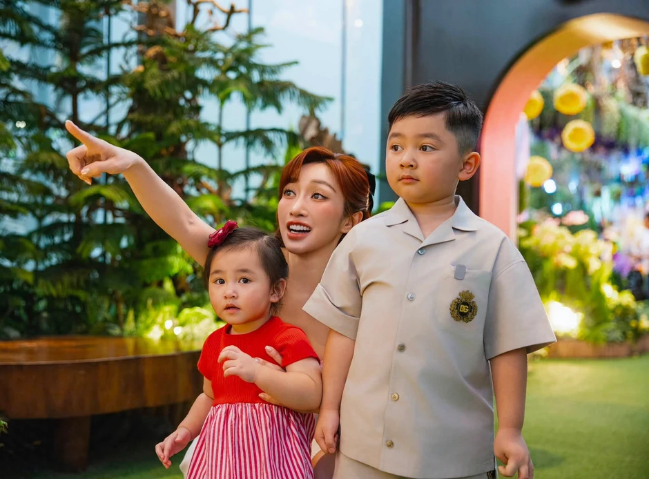 Chi Bảo hạnh phúc bên vợ kém 16 tuổi và Hai con ngậm thìa vàng Chi Bảo hạnh phúc bên vợ kém 16 tuổi và Hai con ngậm thìa vàng