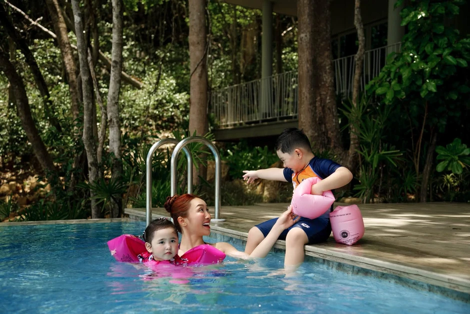 Chi Bảo hạnh phúc bên vợ kém 16 tuổi và Hai con ngậm thìa vàng Chi Bảo hạnh phúc bên vợ kém 16 tuổi và Hai con ngậm thìa vàng