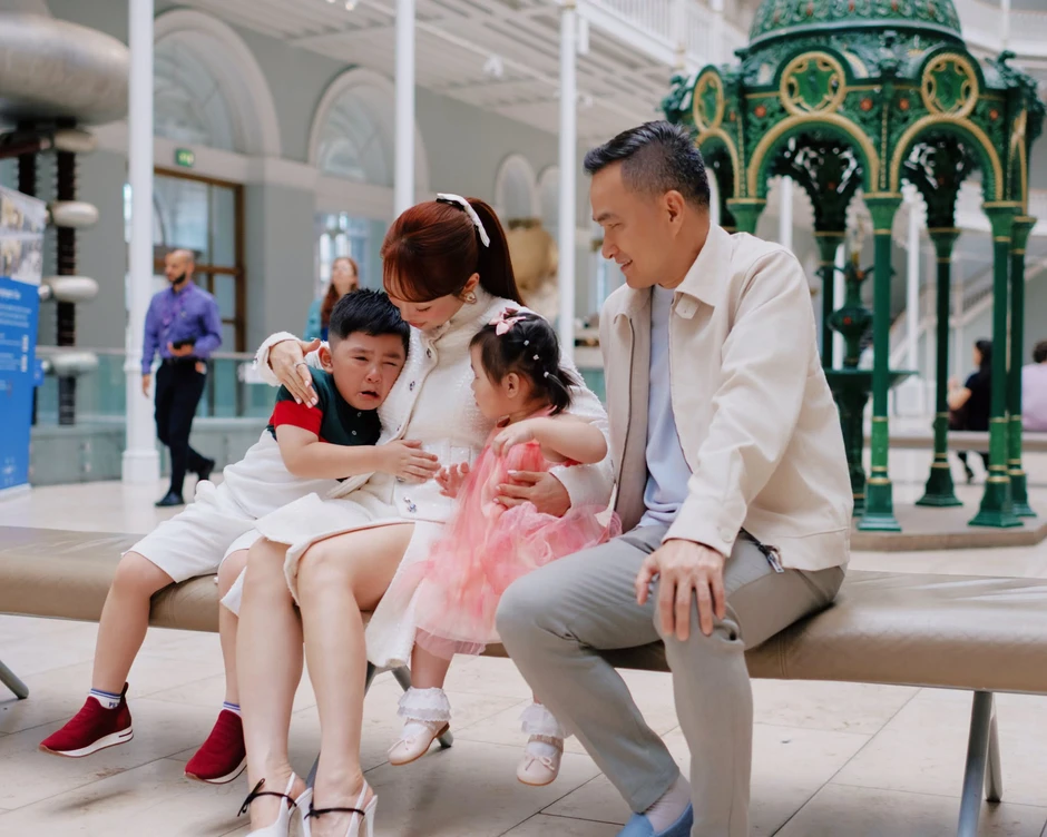 Chi Bảo hạnh phúc bên vợ kém 16 tuổi và Hai con ngậm thìa vàng Chi Bảo hạnh phúc bên vợ kém 16 tuổi và Hai con ngậm thìa vàng