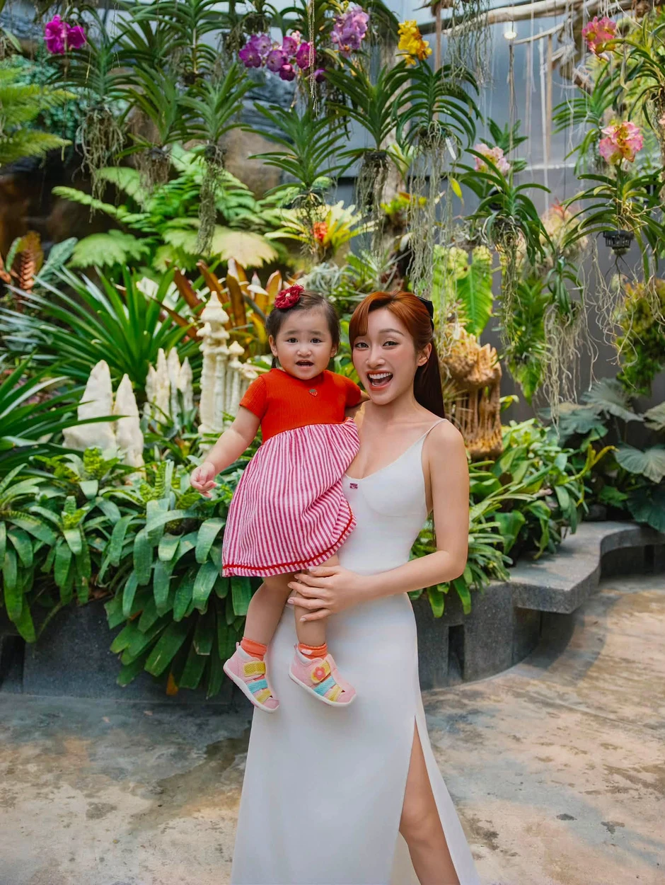 Chi Bảo hạnh phúc bên vợ kém 16 tuổi và Hai con ngậm thìa vàng Chi Bảo hạnh phúc bên vợ kém 16 tuổi và Hai con ngậm thìa vàng