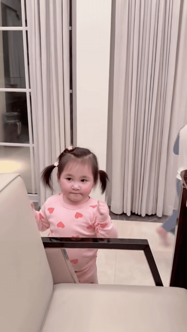 Chi Bảo hạnh phúc bên vợ kém 16 tuổi và Hai con ngậm thìa vàng Chi Bảo hạnh phúc bên vợ kém 16 tuổi và Hai con ngậm thìa vàng
