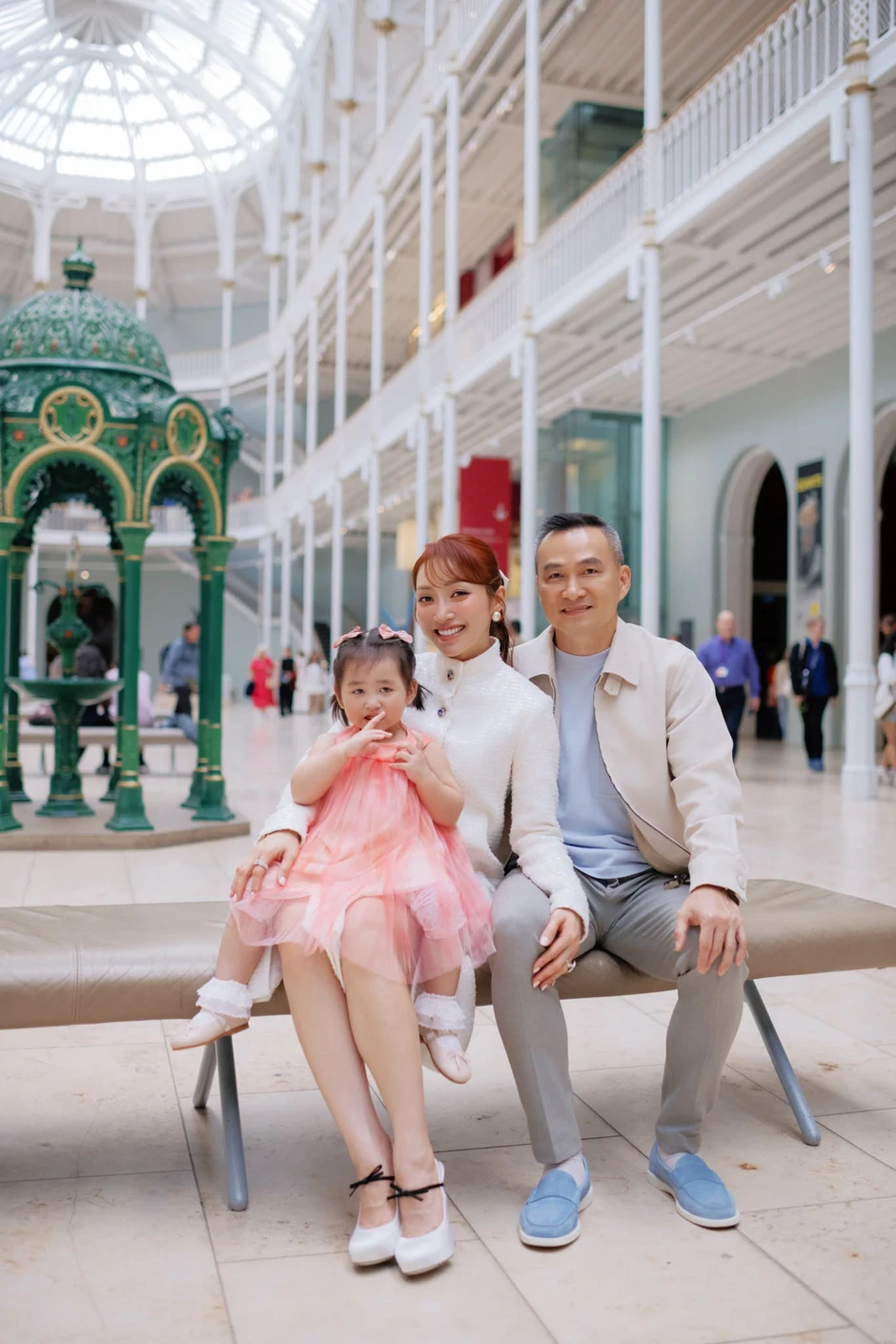 Chi Bảo hạnh phúc bên vợ kém 16 tuổi và Hai con ngậm thìa vàng Chi Bảo hạnh phúc bên vợ kém 16 tuổi và Hai con ngậm thìa vàng