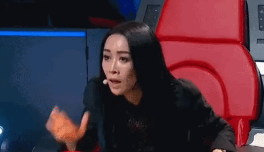 Chị đại The Voice bắt trợ lý đứng quạt hàng giờ đồng hồ vì sợ nóng, lật giở "bệnh án ngôi sao" mà phát hoảng Chị đại The Voice bắt trợ lý đứng quạt hàng giờ đồng hồ vì sợ nóng, lật giở "bệnh án ngôi sao" mà phát hoảng