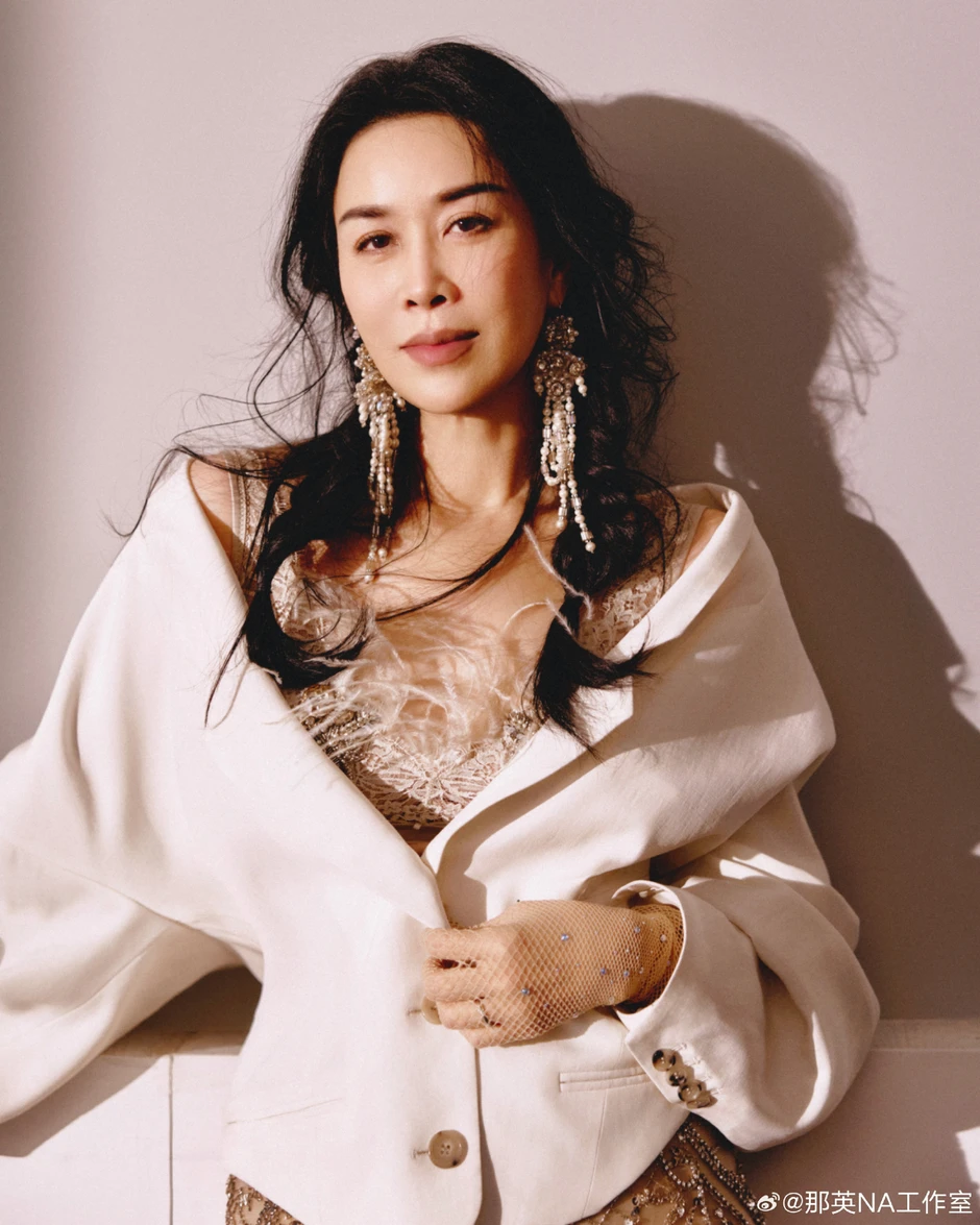 Chị đại The Voice bắt trợ lý đứng quạt hàng giờ đồng hồ vì sợ nóng, lật giở "bệnh án ngôi sao" mà phát hoảng Chị đại The Voice bắt trợ lý đứng quạt hàng giờ đồng hồ vì sợ nóng, lật giở "bệnh án ngôi sao" mà phát hoảng