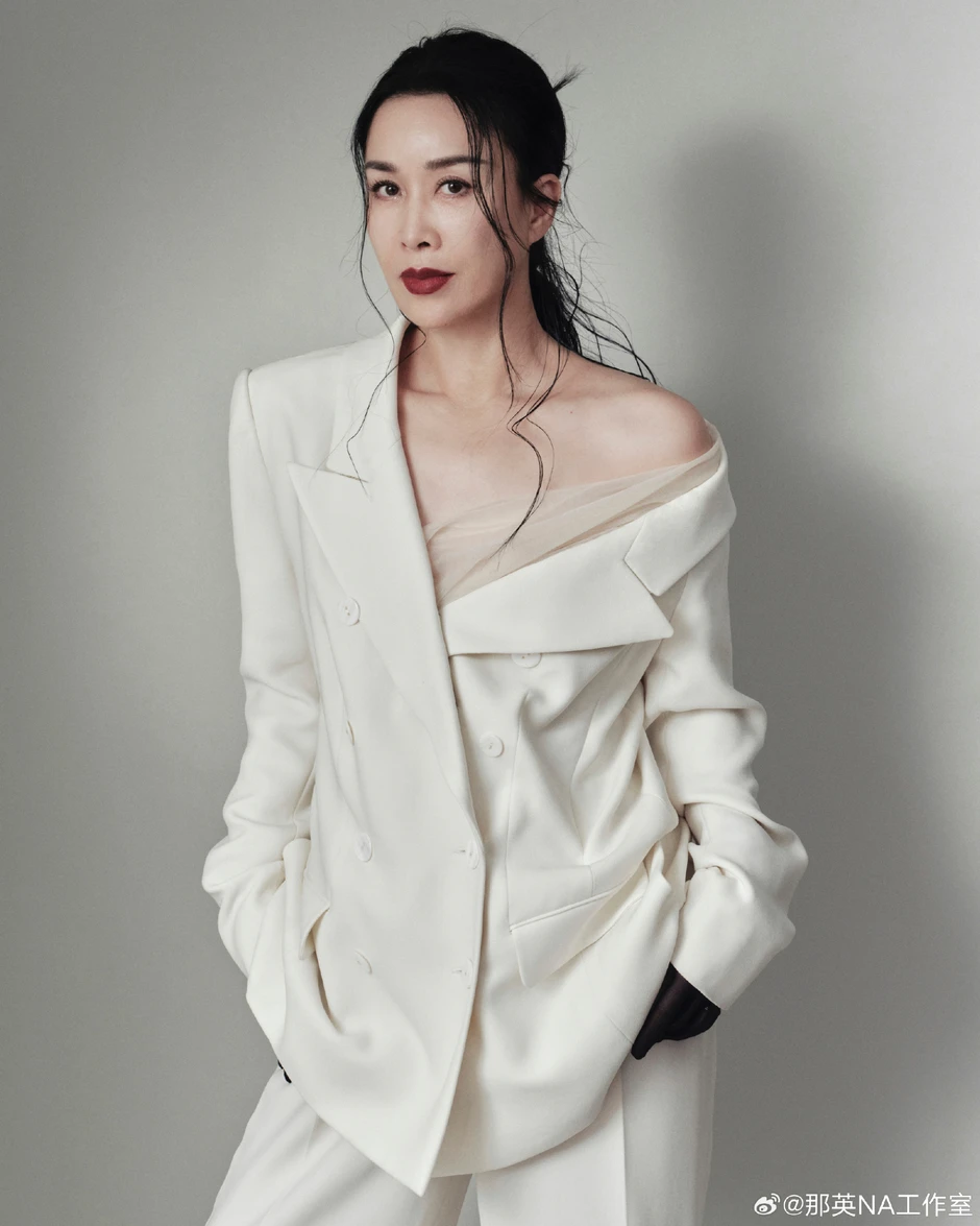 Chị đại The Voice bắt trợ lý đứng quạt hàng giờ đồng hồ vì sợ nóng, lật giở "bệnh án ngôi sao" mà phát hoảng Chị đại The Voice bắt trợ lý đứng quạt hàng giờ đồng hồ vì sợ nóng, lật giở "bệnh án ngôi sao" mà phát hoảng