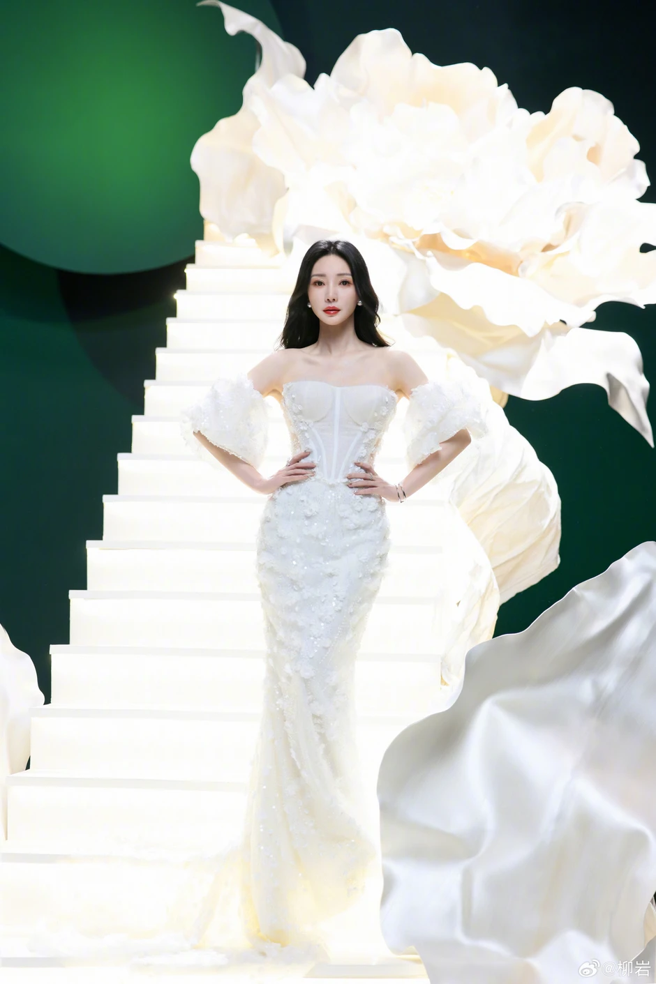 Chị Đẹp gợi cảm nhất showbiz biến mất 9 tháng qua, từng bị bắt gặp đi bệnh viện cùng mẹ với vòng 2 lùm xùm Chị Đẹp gợi cảm nhất showbiz biến mất 9 tháng qua, từng bị bắt gặp đi bệnh viện cùng mẹ với vòng 2 lùm xùm