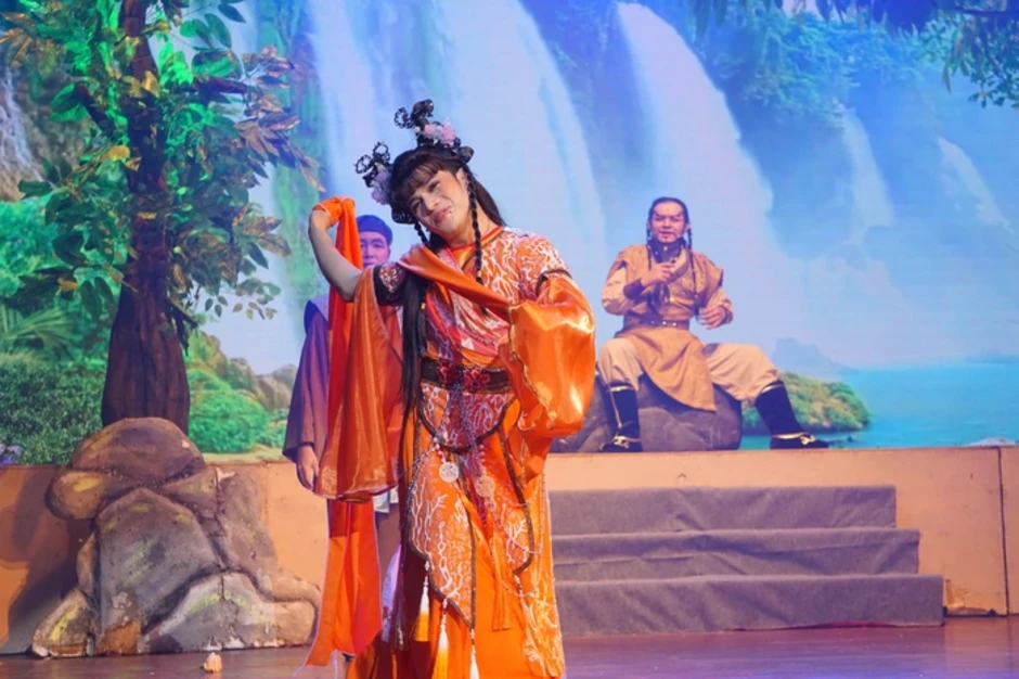 Chí Linh, Hoàng Hải hóa thân vai nữ, tạo tiếng cười duyên dáng trong vở "Kim Ngọc Lương Duyên" Chí Linh, Hoàng Hải hóa thân vai nữ, tạo tiếng cười duyên dáng trong vở "Kim Ngọc Lương Duyên"