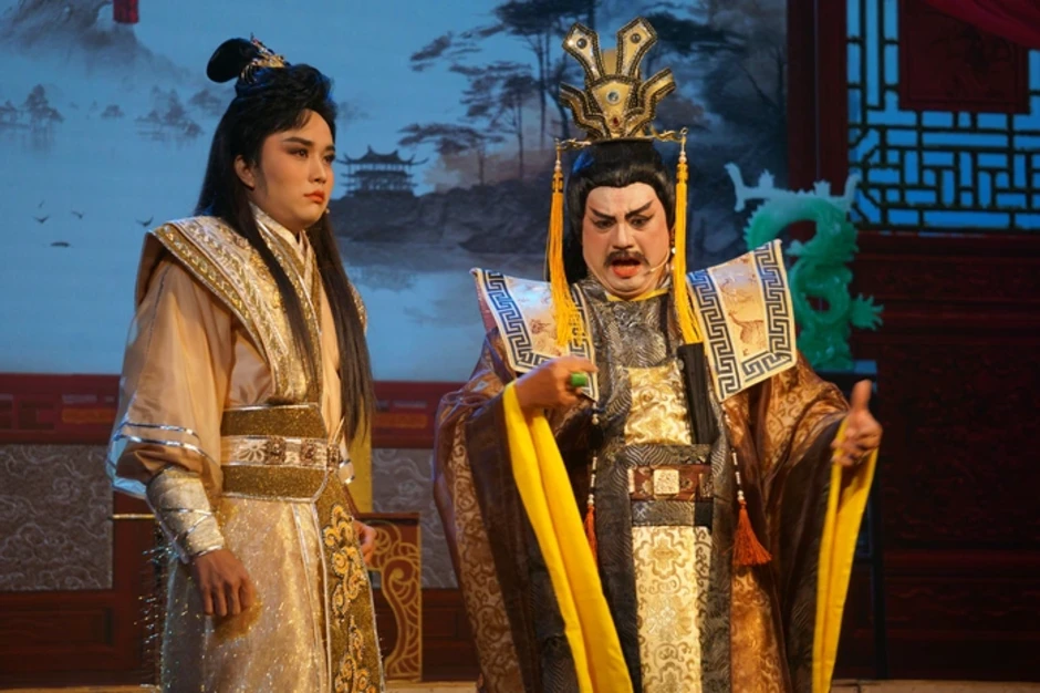 Chí Linh, Hoàng Hải hóa thân vai nữ, tạo tiếng cười duyên dáng trong vở "Kim Ngọc Lương Duyên" Chí Linh, Hoàng Hải hóa thân vai nữ, tạo tiếng cười duyên dáng trong vở "Kim Ngọc Lương Duyên"